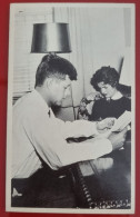 PHOTO ON CARDBOARD WITH DESCRIPTION BEHIND - JOHN FITZGERALD KENNEDY - - Famous People