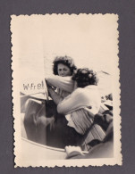 Photo Originale Vintage Snapshot  Vernaculaire Insolite  Jeune Fille Jeunes Filles Chahut Dans Pedalo (clsnapsh4) - Non Classés