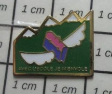 910D Pin's Pins / Beau Et Rare / ADMINISTRATIONS / CARTABLE AVEC DES AILES AVEC L'ECOLE JE M'ENVOLE - Administration