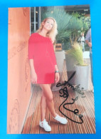 AUTOGRAPHE DE ELODIE GOSSUIN SUR PHOTO - Television & Internet