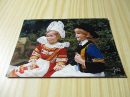 Petits Enfants En Costume De La Région De Fouesnant Et De Bénodet (29). - Fouesnant