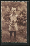 Foto-AK Kleiner Junge Mit Schaufel In Der Hand  - Gebraucht