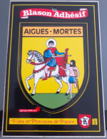 30 . CARTE POSTALE . BLASON ADHESIF AIGUES MORTES . SCAN - Aigues-Mortes