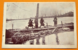 MILITARIA  - ARMEE BELGE - BELGISCH LEGER - Sur Les Passerelles, Renforts Se Rendant En 1ere Ligne (Secteur Merckem) - Uniformen