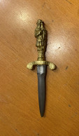 L'Europe. Dague.(Н187) Sur Le Manche Se Trouve L'image D'un Chevalier. Dimensions 175-95-16mm. - Knives/Swords