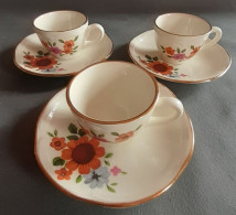 Lot 342 - 3 Tasses Et 3 Soucoupes Vintage (café Ou Thé) Céramique De GIEN Années 60/70. Blanc Crème Décor Florale - Kopjes