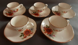 Lot 344 - 5 Tasses Et 5 Soucoupes Vintage (café Ou Thé) Céramique De GIEN Années 60/70. Blanc Crême Décor Florale - Kopjes