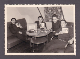 Photo Originale Vintage Snapshot Militaires Base Aerienne 257 Friedrichshafen Tourne Disque Electrophone Disques 45T - Non Classés