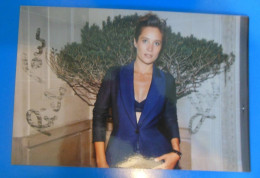 AUTOGRAPHE DE JULIE DE BONA SUR PHOTO - Actors & Comedians