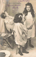 ENFANTS _S29250_ Préparation Pour La Promenade - 2 Fillettes S'habillant - Poupée - CM Paris - Gruppen Von Kindern Und Familien