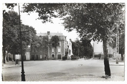 CPSM 51 VITRY-le-FRANCOIS Le Rond-Point Et Monument Aux Morts 1914-1918 - Vitry-le-François