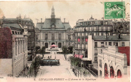Levallois-Perret Animée Avenue De La République Tramway - Levallois Perret