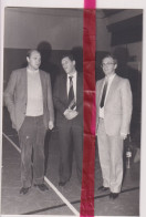 Foto Persfoto - Maldegem - Volleybal , Trainer Roger Maes & Voorzitter Luc Constant Met Johan De Roo - Ca 1980 - Non Classés