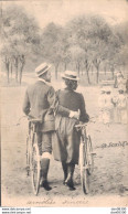 COUPLE FAISANT DU VELO AU BOIS - Couples