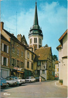 CPM. 89 TOUCY. LE CLOCHER DE L'EGLISE ET VIEILLE MAISON. VOITURES ANCIENNES. - Toucy