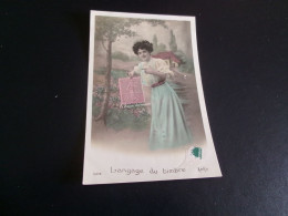 BELLE CARTE FANTAISIE .." LANGAGE DU TIMBRE"...BELLE JEUNE FEMME AVEC UN TIMBRE - Stamps (pictures)