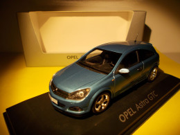 Minichamps Opel Astra GTC Bleu Echelle 1/43 En Boite Vitrine Et Surboite Carton - Minichamps