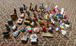 Lot De Plus 30 Fèves Porcelaine Motifs Divers - Santons