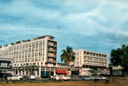 CPM - La RÉUNION - SAINT-DENIS - Ensemble Moderne Rue De La Victoire (immeubles) - Edition Hoa-Qui - Saint Denis