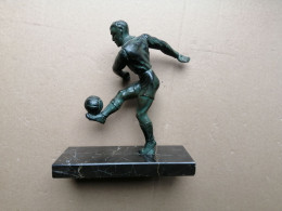 UN FOOTBALLEUR SUR SOCLE EN MARBRE - Metal