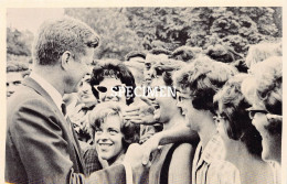 President Kennedy JFK :  Greeting Students At White House Lawn 1962 - Hommes Politiques & Militaires