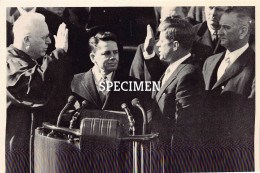 President Kennedy JFK Takes Oath Of Office - Earl Warren -  James Browning - Lyndon Johnson 1961 - Hommes Politiques & Militaires