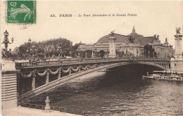 P6-75--PARIS Le Pont Alexandre Et Le  Grand Palais Et  Bateau Mouche - Bruggen