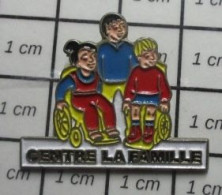 116A Pin's Pins / Beau Et Rare / ASSOCIATIONS / CENTRE LA FAMILLE PERSONNES EN FAUTEUIL ROULANT - Associations