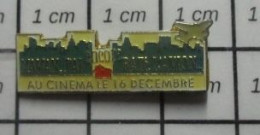 1222 Pin's Pins / Beau Et Rare / CINEMA / FILM MAMAN J'AI RATE ENCORE L'AVION AU CINEMA LE 16 DECEMBRE - Cinéma