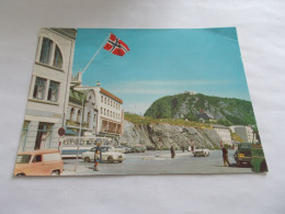 ALESUND ( NORVEGE NORWAY NORGE ) GATEPARTI AKSIA MED FJELISTUA I BAKGRUNNEN  ANIMEES BUS AUTOS CAMIONS 1972 - Norvège