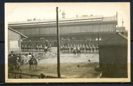 CARTE PHOTO 3 - HUSSARDS EN ATTENTE DES ORDRES A LA GARE INTERIEURE DE ROUBAIX - LUNDI 14 NOVEMBE 1914 -. - Roubaix