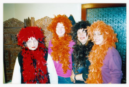 Photo Originale / Objects / Trois Générations De Femmes Portant Des Perruques Colorées Pour Fêtes, Snapshot - Voorwerpen