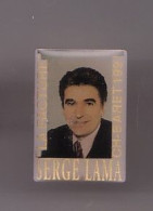 Pin's De Serge Lama La Facture Ch Baret 1991 Réf 795 - Personnes Célèbres