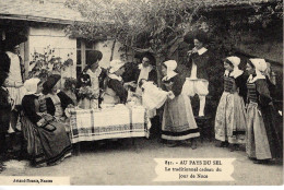 Noces Au Pays Du Sel - Le Traditionel Cadeau Du Jour De Noce  - CPR Cartes D'Autrefois - Douane