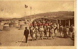 CPA DEAUVILLE - LE CHEMIN DE PLANCHES ET LA PLAGE - Deauville