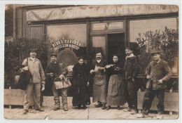 CARTE PHOTO ( En L'état ) - CAFE - MAISON " E. RICHARD " - OUVRIERS - BIERE DE LA COMETE ET BIERE KARCHER - BOUILLON - - A Identifier