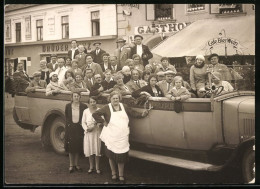 Fotografie Fotograf Unbekannt, Ansicht Oschatz, Opel Autobus Vor Dem Gasthaus Zum Schwan  - Places