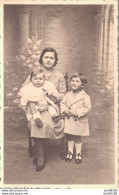 CARTE PHOTO NON IDENTIFIEE REPRESENTANT UNE FEMME AVEC JACQUOT 3 ANS ET CLAUDE 11 MOIS LE 12 AVRIL 1936 - A Identifier