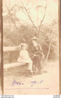 CARTE PHOTO NON IDENTIFIEE REPRESENTANT UNE FEMME ET UNE FILLETTE ASSISES SUR UN BANC PUBLIC MAI 1918 - A Identifier