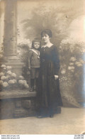 CARTE PHOTO NON IDENTIFIEE REPRESENTANT UNE JEUNE FEMME ET UN ENFANT EN STUDIO LE 26 AVRIL 1918 - A Identifier