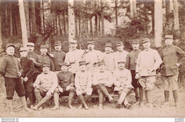 CARTE PHOTO NON IDENTIFIEE REPRESENTANT UN GROUPE DE SOLDATS DANS LES BOIS - A Identifier