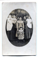 Carte Photo De Soeur De La Meme Famille Posant Dans Leurs Jardin Vers 1910 - Personnes Anonymes