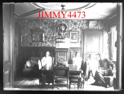 Une Famille Dans Un Salon, à Identifier - Plaque De Verre En Négatif - Taille 89 X 119 Mlls - Glass Slides