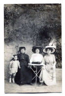 Carte Photo De Trois Femme élégante Avec Une Petite Fille Assise Dans Leurs Jardin Vers 1910 - Personnes Anonymes