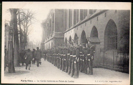 75 / Paris Vécu - La Garde Montante Au Palais De Justice - Petits Métiers à Paris