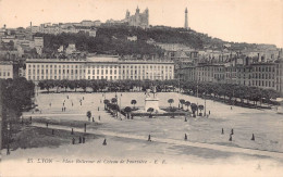 27148 " LYON-PLACE BELLECOUR ET COTEAU DE FOURVIÈRE " PANORAMA-VERA FOTO-CART. POST. NON SPED. - Lyon 2