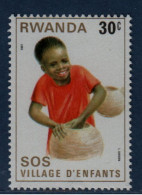 Rwanda, **, Yv 985, Mi 1104, SG 1034, Enfant Travaillant Une Poterie, SOS Village D'Enfants, - Neufs