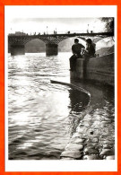 Paris Quai Et Pont Des Arts Bords Seine Couple  Carte Vierge TBE - The River Seine And Its Banks
