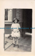 R163102 Old Postcard. Girl Near The House - Monde