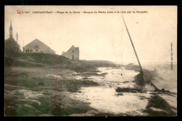 29 - CONCARNEAU - PLAGE DE LA CROIX - BARQUE DE PECHE JETEE A LA COTE PAR LA TEMPETE - Concarneau